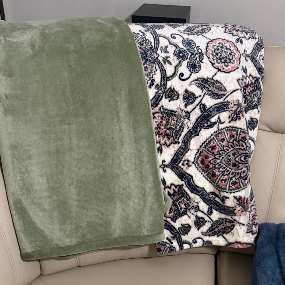 Set of 2 Super soft velvety luxury throw Blankets 50x60